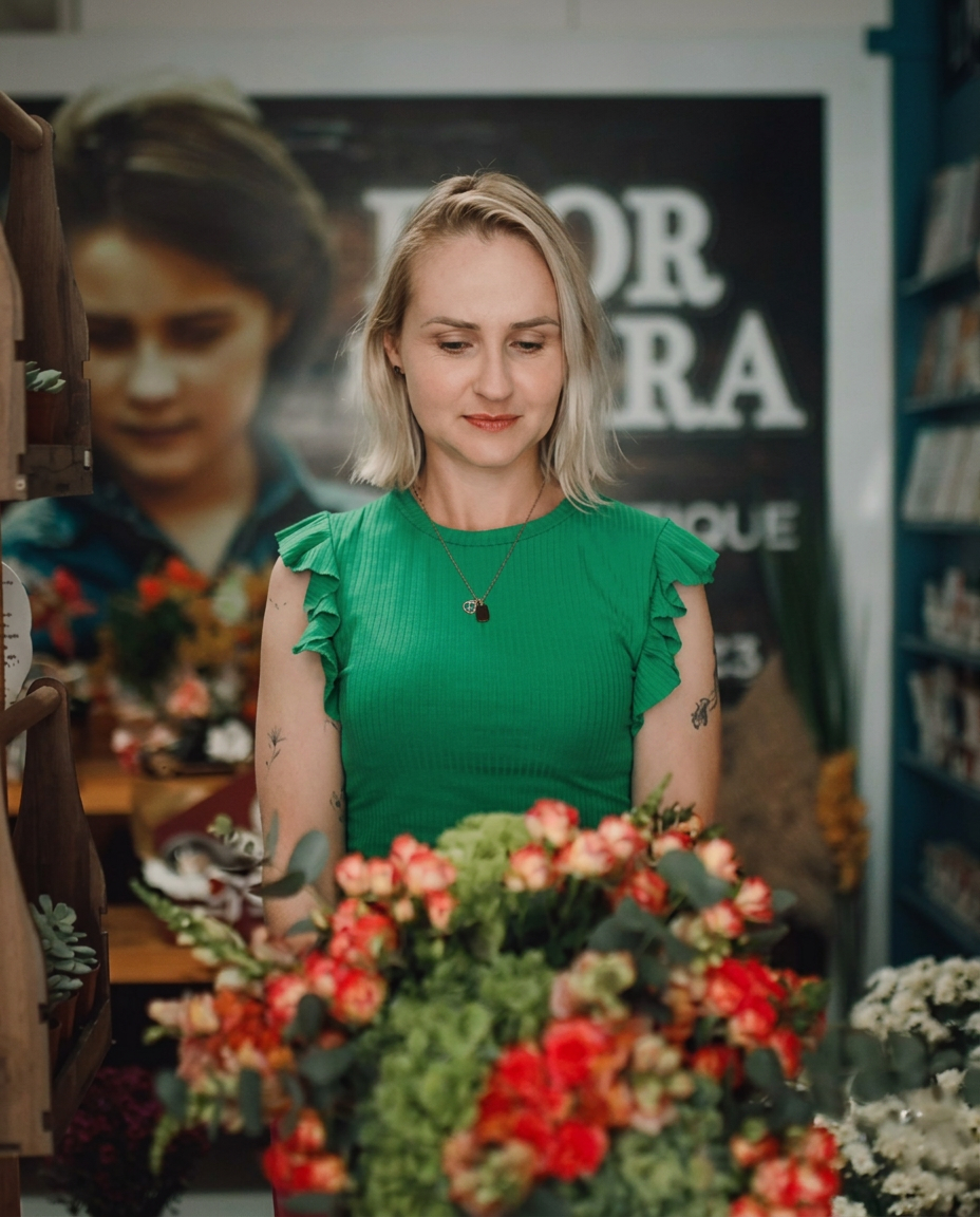 Patrícia em seu ateliê, cercada por flores frescas